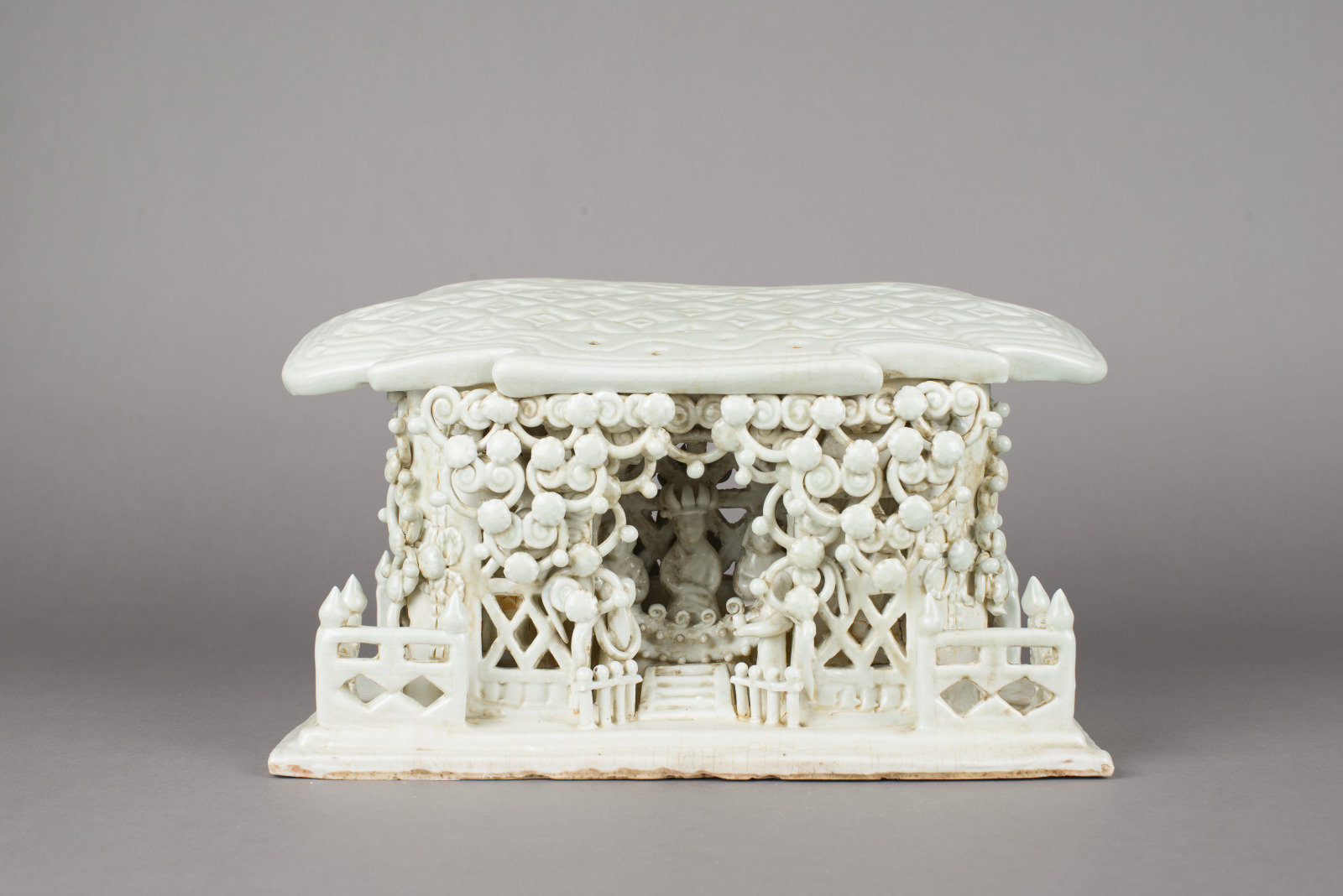 Headrest in the Form of a Theater
